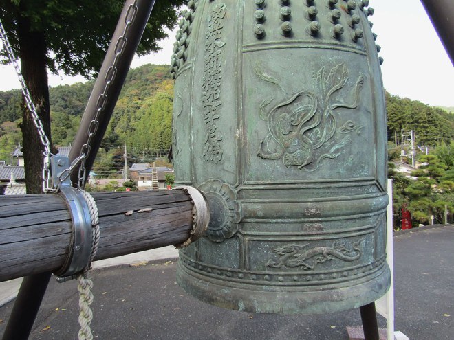 The bell from Tōzen-ji temple in Miyagi Prefecture is now on display at Hoko-ji temple, just outside Agano Station.